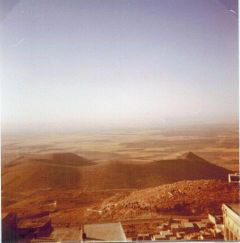 Ausgrabung002-05_Isin_1975_Blick-von-Mardin.JPG
