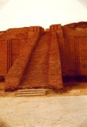 Ausgrabung005-03_Isin-1976_Zikkurat.JPG