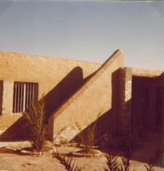Ausgrabung018-02_Isin-1976_Hof-Grabungshaus.JPG