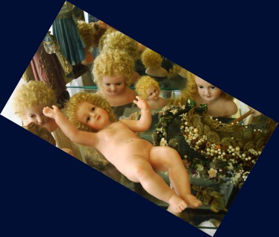 © Irene Karstens: Wachs-Jesulein mit Glasaugen 
