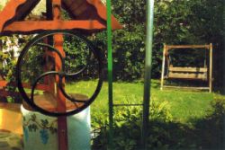 2008-08_02-02_H_Zalaber_Haus_Brunnen.JPG