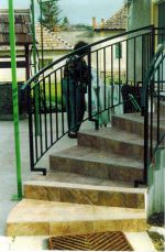 2008-08_03-1_H_Zalaber_Haus-Treppe.JPG